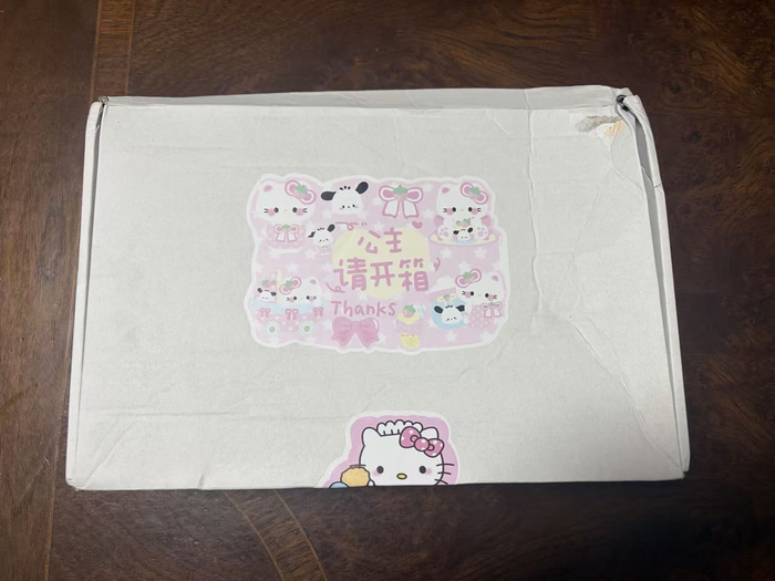 记者拍到的盲勺盒子，拿到手发现已有明显压损