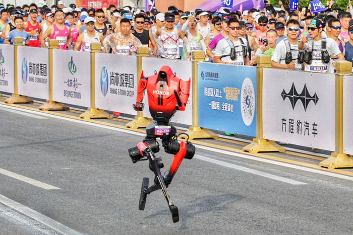 4月19日，2026北京亦庄半程马拉松暨人形机器人半程马拉松开跑。新京报记者 王子诚 王贵彬 摄