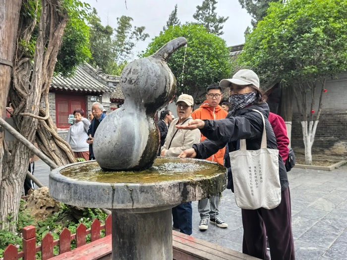 图为在南阳医圣祠观光的游客。阚力 摄