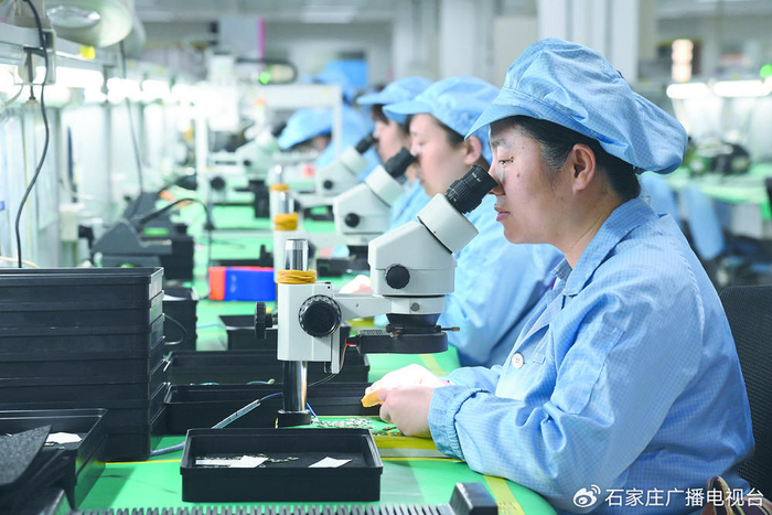 在位于石家庄市鹿泉区的河北远东通信系统工程有限公司，工作人员加紧生产自主研发的高端时频器材。张 震 摄