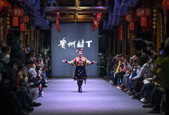 　　2026年3月8日，绣娘在“村T”舞台展示民族服饰。新华社记者 杨文斌 摄