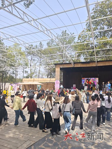 游客在有趣农场进行娱乐活动。（受访企业供图）