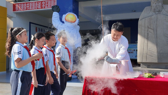 老师为学生展示实验过程 海南日报全媒体记者王晖琛摄