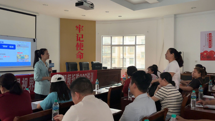 图2:首场培训课在杨梅新村村委会开讲