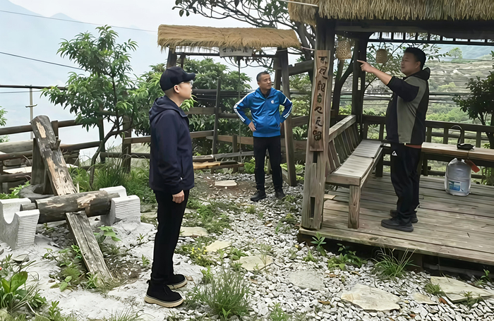 驻村工作队在长流村耕读园实地观摩。