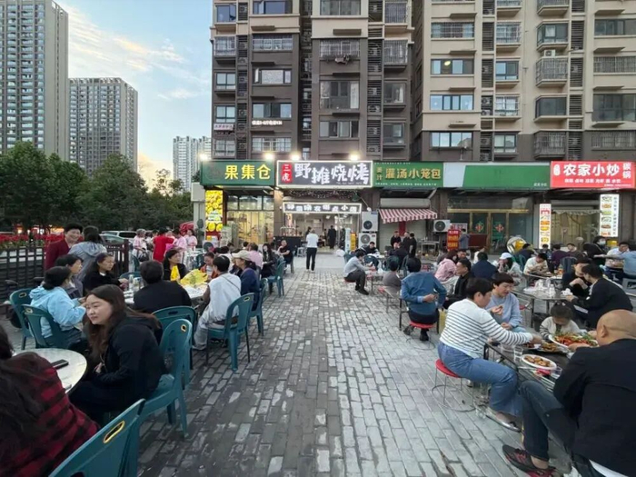 天刚擦黑，三虎野摊烧烤便已座无虚席