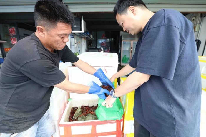 ▲市民正在购买小龙虾