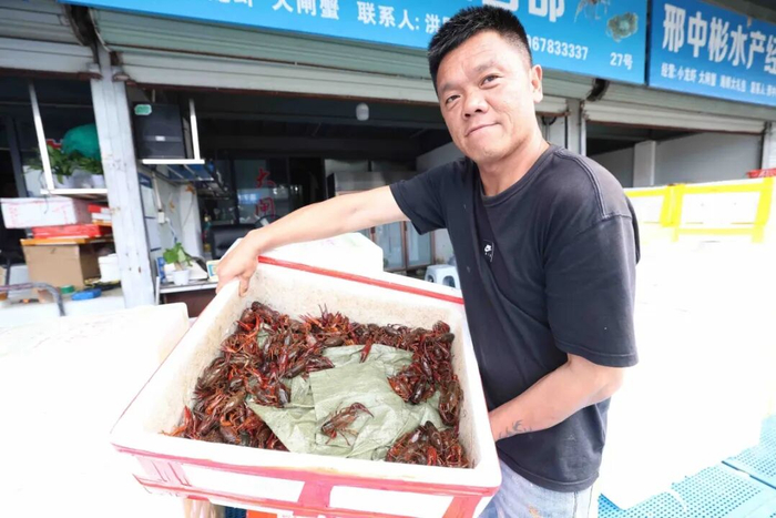 ▲商户展示售卖的龙虾