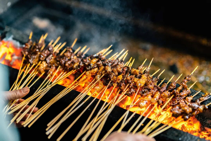 昭通小肉串烤制中 供图