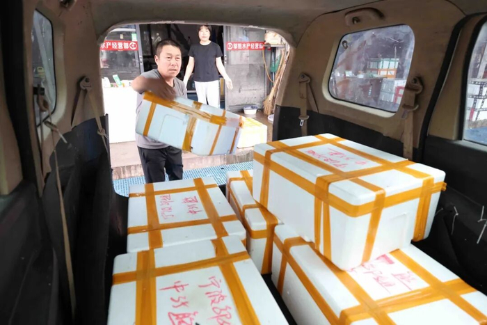 ▲采购商正在装运小龙虾