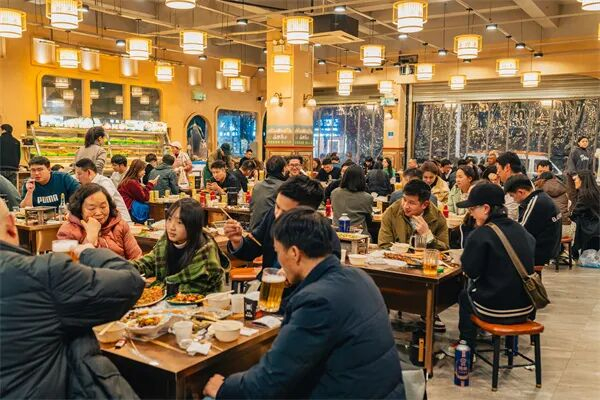 大批游客在云南烧烤店 供图