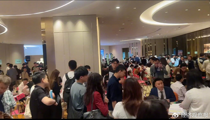  （香港售楼部人山人海。受访者供图）