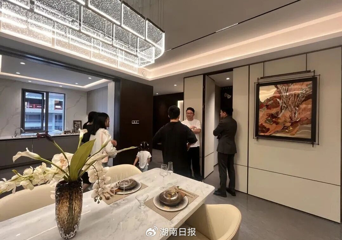 　（“五一”假期，看房客在某楼盘样板间参观。 ）
