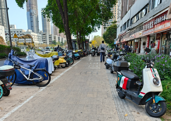 福民地铁站J2出入口修建前后对比。图源：受访人