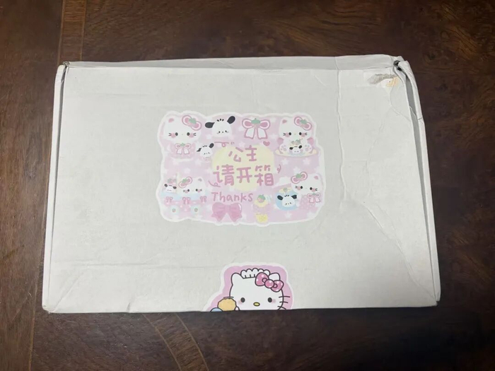 记者拍到的盲勺盒子，拿到手发现已有明显压损