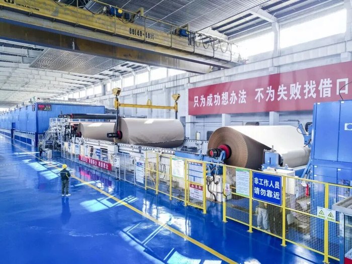 位于柏乡县的河北锦宝石集团生产车间里，工人们专心操作设备，抓紧生产。王光耀 摄