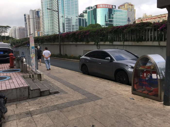 恒福花园外道路无围栏围挡。