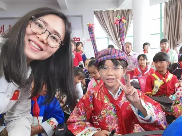 唐立梅为少数民族儿童做科普，受访者供图。