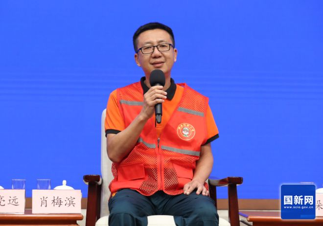 “鼓浪屿好小哥”快递青年服务队队长肖梅滨。图片来源/国新网