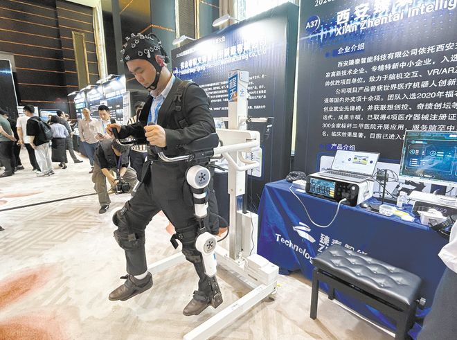 参会者体验“意念行走”。陈子帅 摄