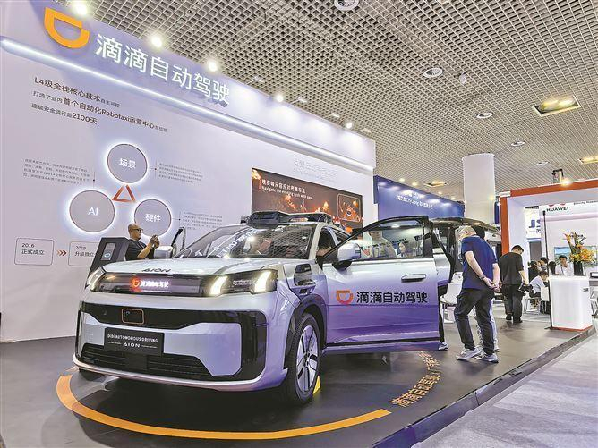 　　滴滴出行联合广汽埃安打造的滴滴自动驾驶网约车Robotaxi R2现场展出。