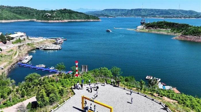 5月3日，洛阳市孟津区黄河小浪底水库风和日丽，天蓝水碧、碧波荡漾、景色宜人。郑占波 韩波志 摄