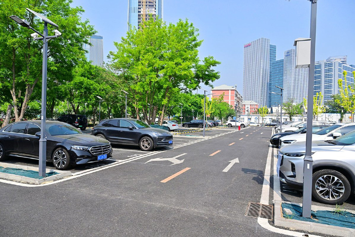 中仓街道将碎片化空间转化为828个车位，有效缓解停车压力。记者 常鸣/摄