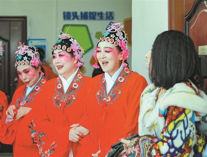     十二师三坪农场融合社区居民在农场大礼堂参加春晚活动（资料图片）。周卫 摄