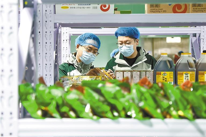     图为霸州市云厨餐饮管理有限责任公司工人在分拣仓储车间内分拣食材。本报记者 贾珺 摄