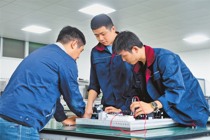 郑州技师学院实训课上，老师正在向学生传授专业技能。本报全媒体记者 何玉帅 摄