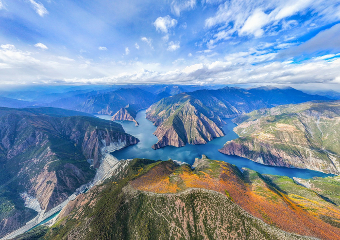 两河口水电站枢纽区全景。国投集团雅砻江公司供图