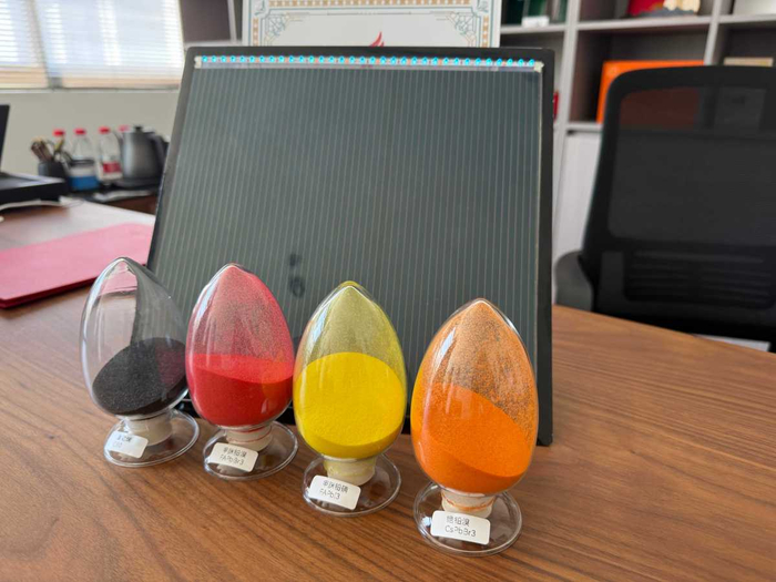 晶灵科技吸光层材料产品实物。记者 施文/摄
