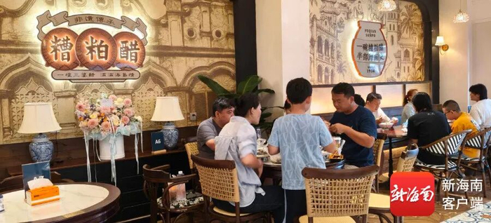 游客品尝文昌铺前糟粕醋。记者 吴岳文 摄