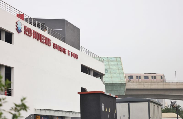 地铁沙河站东侧建成了全国首个大型复合非机动车立体停车楼——沙河E站。新京报记者 王贵彬 摄