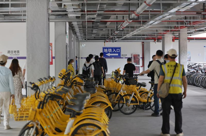 现场有共享单车公司的调度人员维持秩序。新京报记者 王贵彬 摄