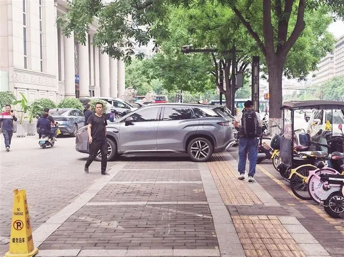 北大街上停放的私家车，车轮压在盲道上。