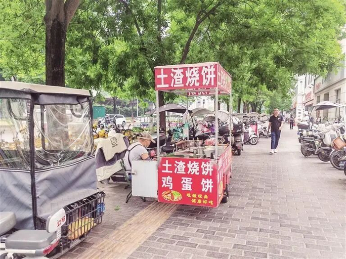 龙首北路西段小摊贩占用盲道。