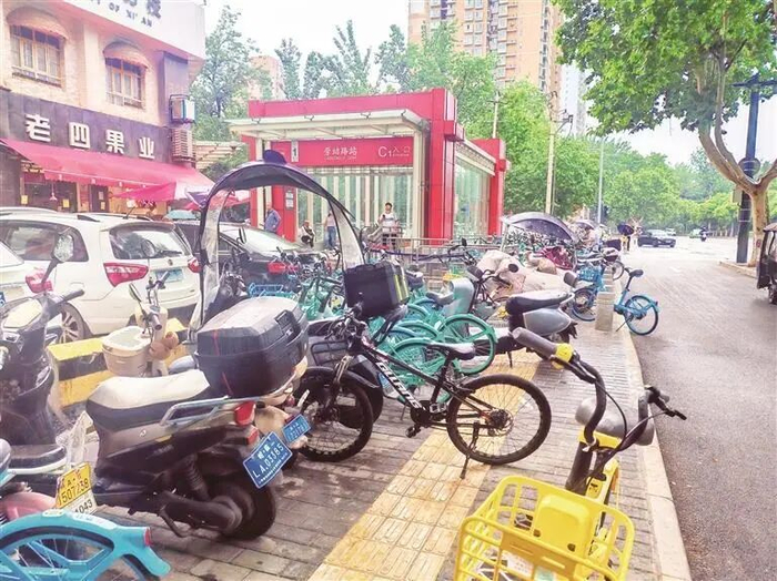 地铁1号线劳动路站C口共享单车占用盲道。