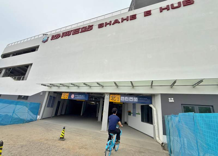 5月14日早高峰期间，骑自行车接驳地铁的市民将车辆停放在沙河地铁站的停车楼内。新京报记者 王贵彬 摄