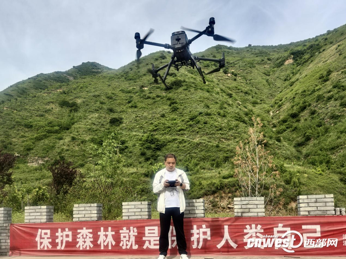 工作人员用无人机对峪道进行常态化巡查