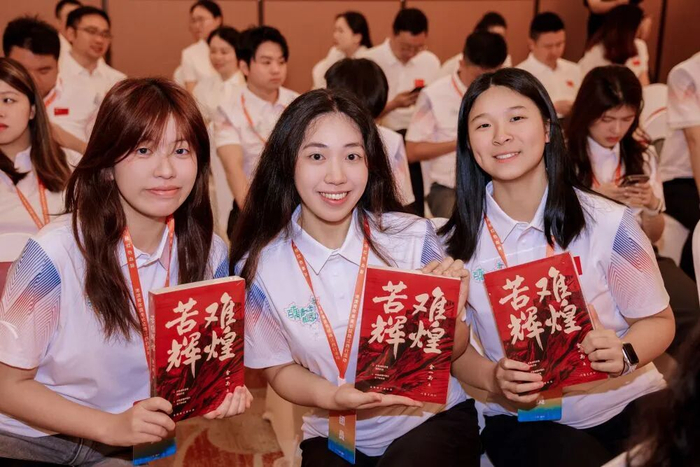 5月11日，港澳青年在江西省瑞金市参加港澳青年重走长征路系列交流活动启动仪式