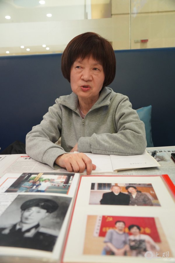 邓玉平向记者介绍寻访红军的经历