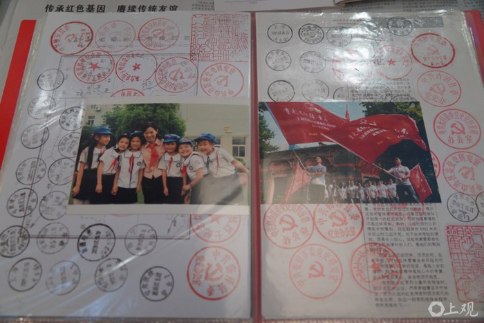 邓玉平的收藏品上，盖满了长征路上各地的印章 新民晚报 郜阳 摄