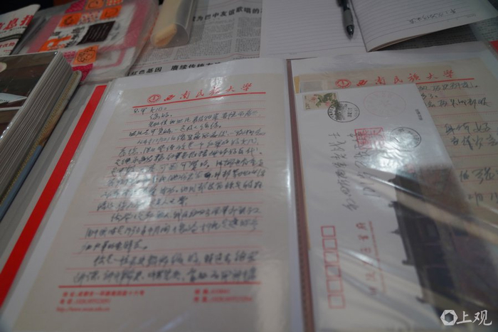 邓玉平收到的回信 新民晚报 郜阳 摄