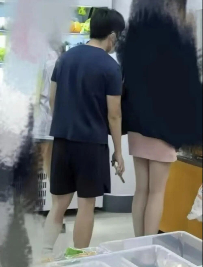 顾某某在进行偷拍。图源网络
