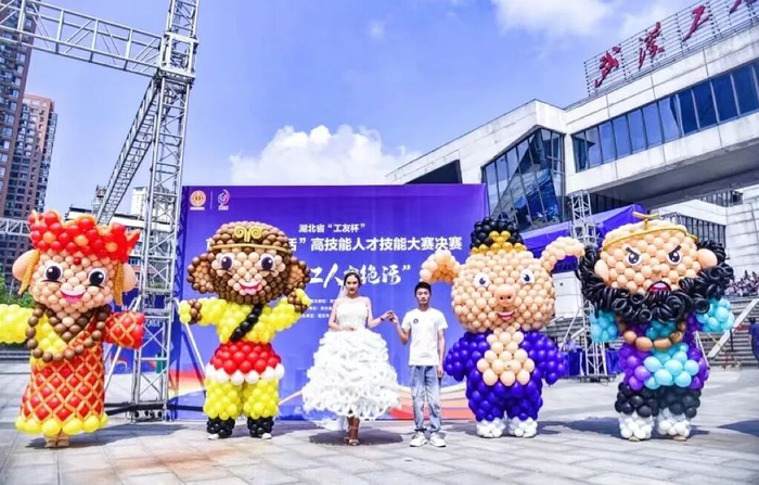 徐登勇和他的气球作品。受访者提供