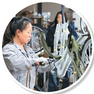 共享单车升级迭代，正在带动产业链上下游发生变化。图为工人在河北省邢台市广宗县一家自行车生产企业组装自行车。