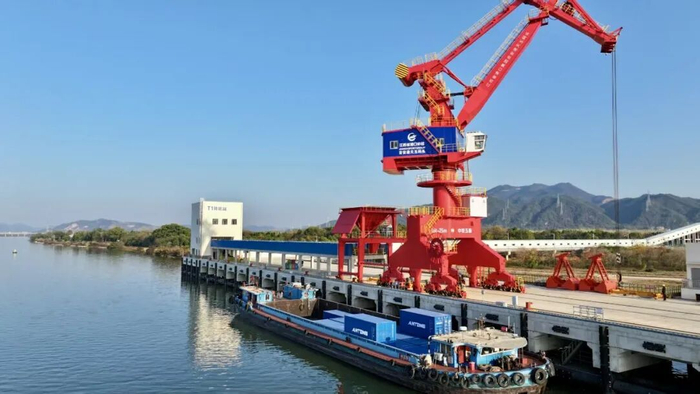 “营口—吉安”北粮南运集装箱航线。（罗俊 摄）
