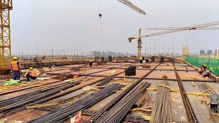 郏县智能金属表面处理产业园项目施工现场，工人们正抢抓晴好天气，在厂房主体施工面紧张开展钢筋绑扎作业。杜冠甲摄