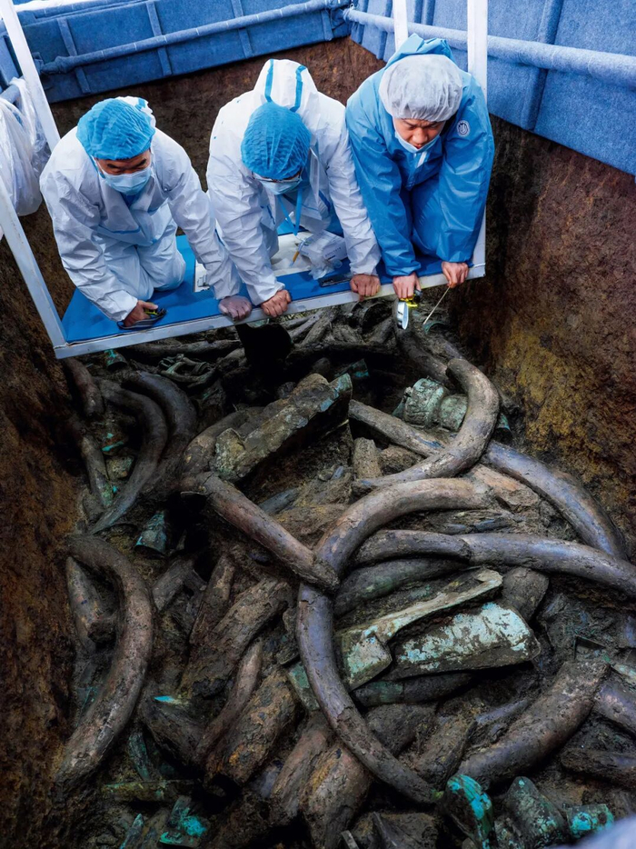 考古人员在3号祭祀坑 摄影/余嘉 中国国家地理 2021年07期